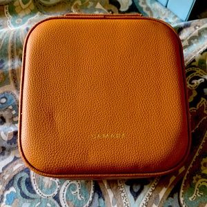 Jewelry storage with zipper